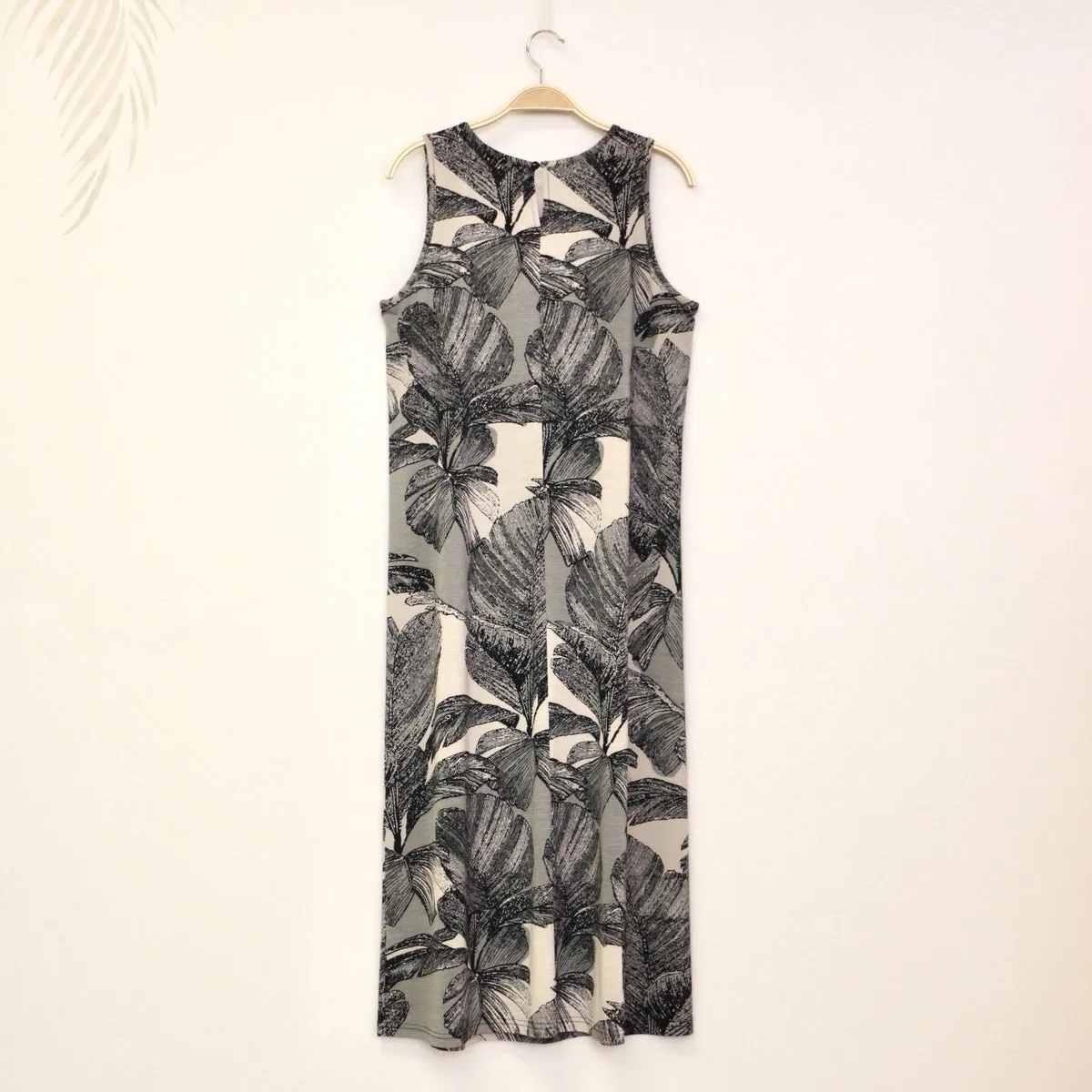 Tropical Flower Print Sleeveless Light Gray Dress (Petite Size)